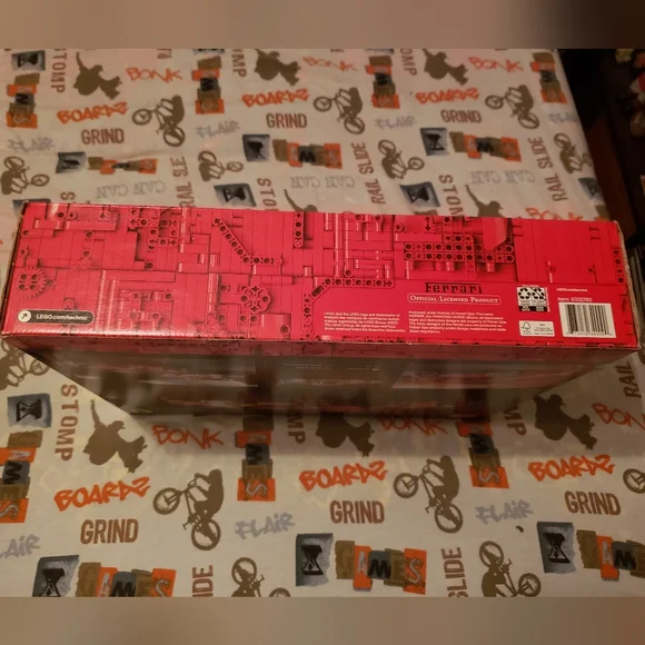 LEGO Technic Ferrari 488 GTE Racing Car - Picture 6 of 6